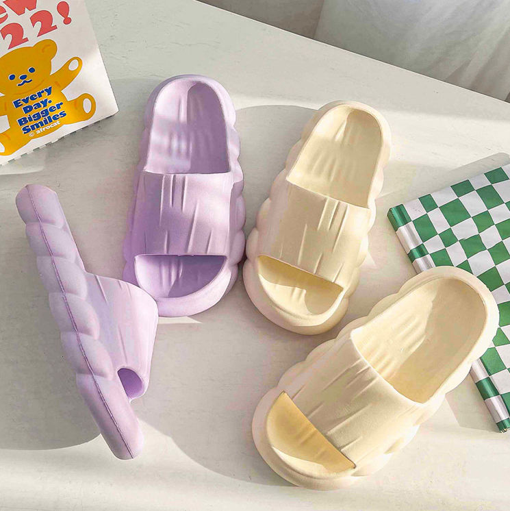 Summer Fashion Ladies Trendy Beach Bath Slippers for Rain Open Toe EVA Injection Soft Thick Pillow Clouds Slides