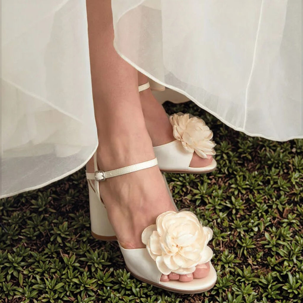 2025 Women's Beige Wedding and Party Ankle Strap Pumps with 7CM Medium Heels Floral Bridal Shoes with Bridal Gloves