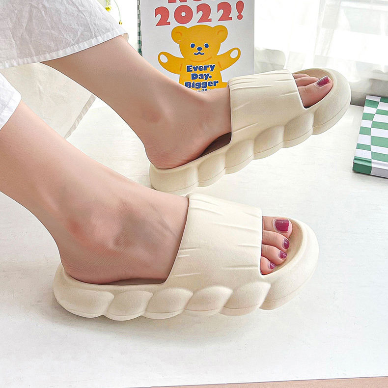 Summer Fashion Ladies Trendy Beach Bath Slippers for Rain Open Toe EVA Injection Soft Thick Pillow Clouds Slides